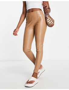 Pantalones color camel de corte pitillo de cuero sintético de Urban Revivo-Beis neutro