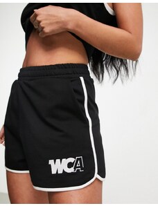 Pantalones cortos negros deportivos con ribetes y logo WCA de ASOS Weekend Collective
