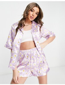 Pijama corto lila con estampado de margaritas de satén de Night-Morado