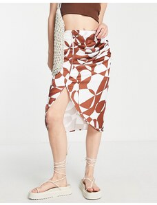 Falda midi marrón con detalle fruncido y estampado a cuadros dameros de Urban Revivo