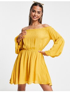 Vestido corto amarillo con escote Bardot de Urban Revivo