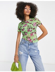 Camiseta corta verde con estampado floral y bajo asimétrico de Urban Revivo