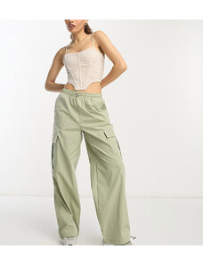 Pantalones cargo color salvia con cordón ajustable exclusivos de Pieces Petite-Verde