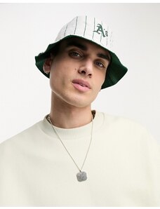 Sombrero de pescador blanco con raya diplomática verde y diseño de los Oakland Athletics de la MLB de 47 Brand