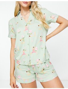 Pijama corto verde claro y rosa con estampado de yoga de The Wellness Project x Chelsea Peers