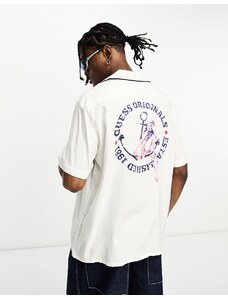 Camisa blanco hueso de manga corta con logo marinero de GUESS Originals