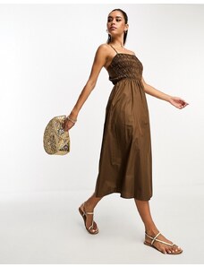 Vestido midi marrón chocolate fruncido con espalda cruzada de popelina de algodón de Lola May-Brown