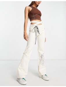 Pantalones color crudo de talle bajo con cordones tipo corsé y detalle cruzado en la cintura de Zemeta-Blanco