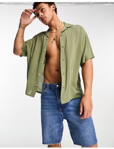 Camisa caqui extragrande de manga corta con cuello de solapas de ADPT-Verde
