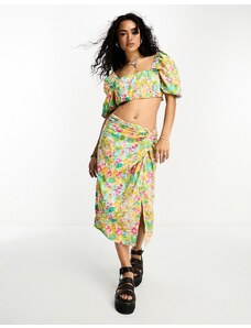 Falda midi multicolor estilo pareo con estampado floral y detalle anudado en la parte delantera de Only