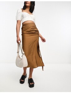 Falda midi marrón con lateral fruncido y acabado rugoso de Urban Revivo-Brown