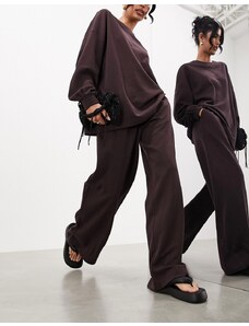 Pantalones marrones de pernera ancha con pinzas delanteras de punto texturizado premium de ASOS EDITION-Brown