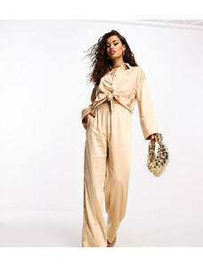 Pantalones color camel de pernera ancha de satén exclusivos de 4th & Reckless Petite (parte de un conjunto)-Beis neutro