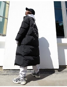 ASOS WEEKEND COLLECTIVE Abrigo largo negro acolchado con estampado gráfico en la espalda de ASOS DESIGN Weekend Collective