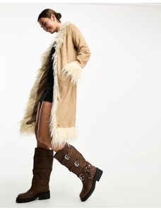 Abrigo largo color moca con ribete mullido estilo años 70 de antelina de Bailey Rose-Brown