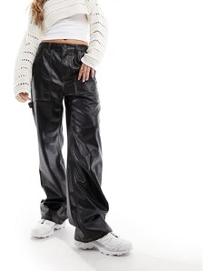 Pantalones negros de talle alto y pernera ancha con pespuntes en contraste de cuero sintético de Only