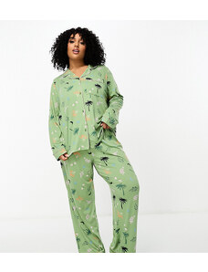 Pijama largo color moca y azul marino con estampado de palmeras de Chelsea Peers x The Wellness Project Plus-Brown