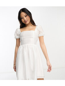 Vestido corto color marfil con espalda cruzada de organza de Collective The Label Petite-Blanco