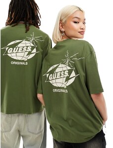Camiseta verde unisex con estampado de radio y logo de GUESS Originals