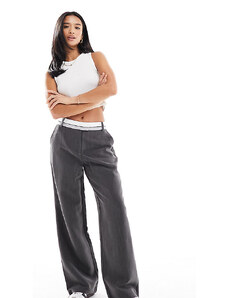 Pantalones gris oscuro de sastre y pernera recta con cinturilla en contraste exclusivos de 4th & Reckless Petite