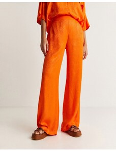 Pantalones naranjas con diseño de jacquard de Scalpers