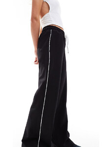 Pantalones negros de pernera recta con cordón ajustable en la cintura y raya en los laterales de In The Style Petite