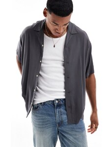 Camisa gris extragrande con cuello de solapas de ADPT