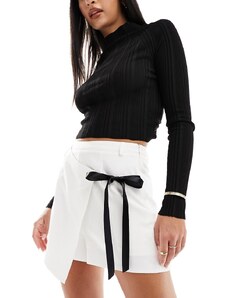 Falda pantalón blanca con detalle de lazo en contraste de Kaiia-Blanco