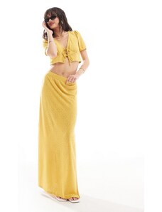 Falda larga amarillo mostaza con diseño bordado y abertura lateral de Something New styled by Claudia Bhimra