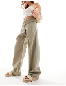 Pantalones caquis de pernera recta con diseño plegado de Mango-Verde