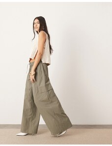 Pantalones caquis de pernera ancha con bolsillos cargo y cordón ajustable de ASOS EDITION-Verde