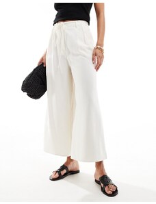 Pantalones blancos de pernera recta con detalle de cinturón de lino de Mango
