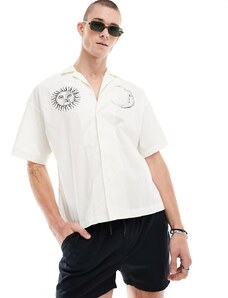 Camisa extragrande con cuello de solapas y estampado de sol y luna de ADPT-Blanco