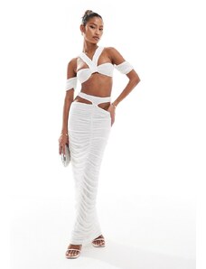 Conjunto blanco de top con cuello halter y aberturas y falda larga fruncida de tejido texturizado de Murci