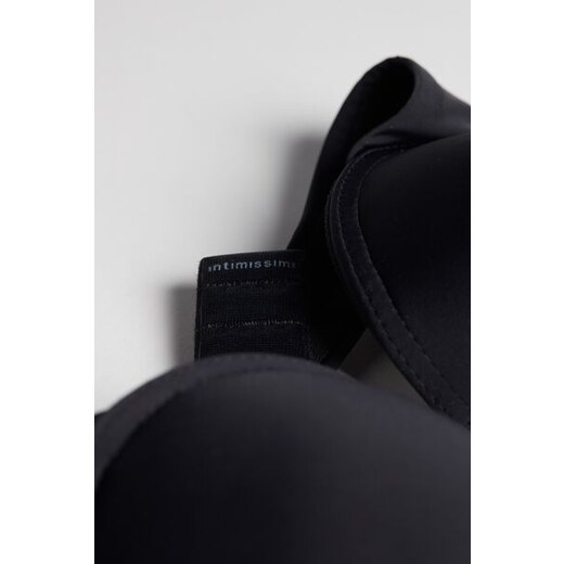 Sujetador escotado de malla transparente para copas grandes en negro  Lifestyle de Curvy Kate