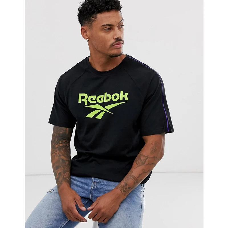 Camiseta clásica con estampado vintage negro de Reebok -