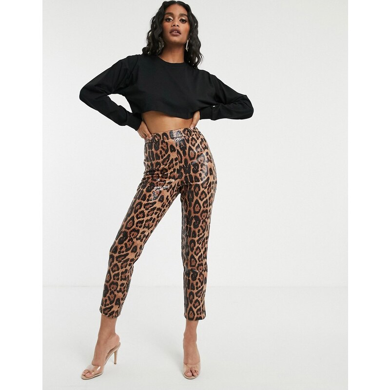 Pantalones capri de efecto cuero marrón con estampado de leopardo