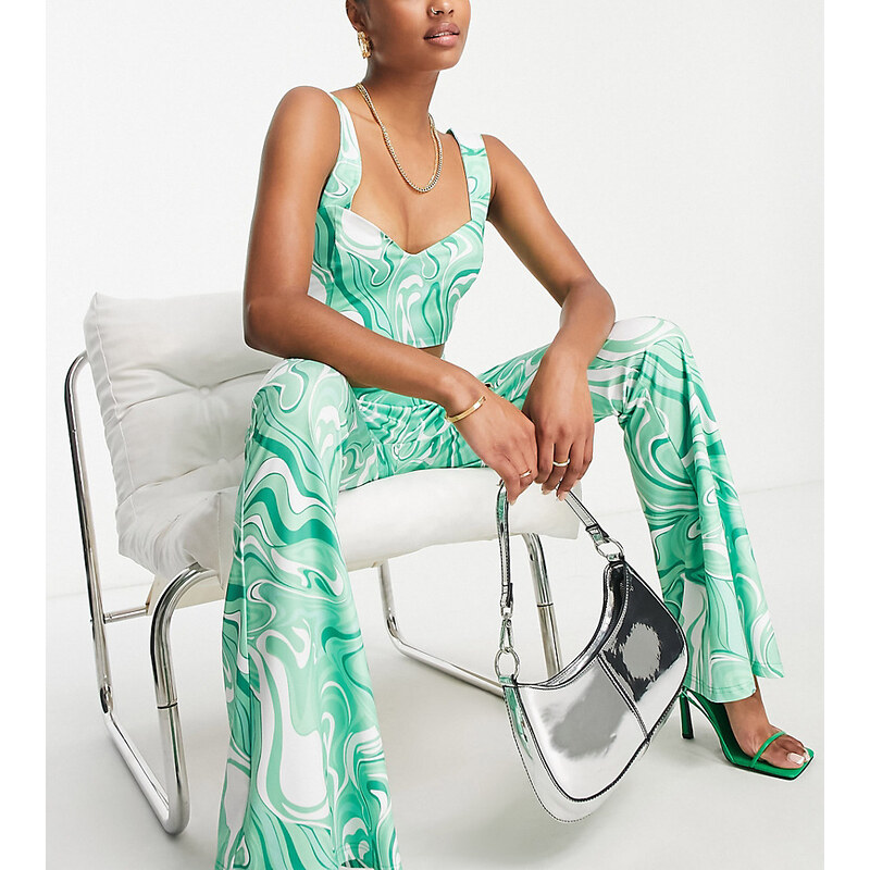 Pantalones verdes con estampado ondulado exclusivos de Collective The Label Petite (parte de un conjunto)