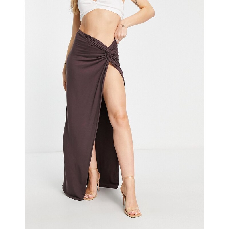 Falda larga color café con abertura muy larga y lateral anudado de Naked Wardrobe-Marrón
