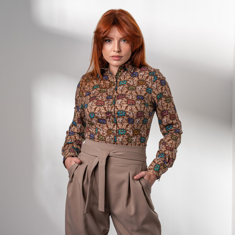 Willsoor Camisa para mujer color marrón con colorido estampado floral 14413