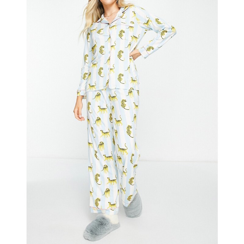 Pijama largo color salvia a rayas con estampado de leopardo de camisa de The Wellness Project x Chelsea Peers-Verde