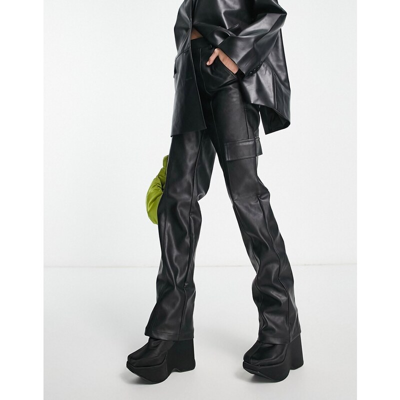 Pantalones negros estilo cargo con detalle de bolsillos de tejido efecto cuero de 4th & Reckless (parte de un conjunto)