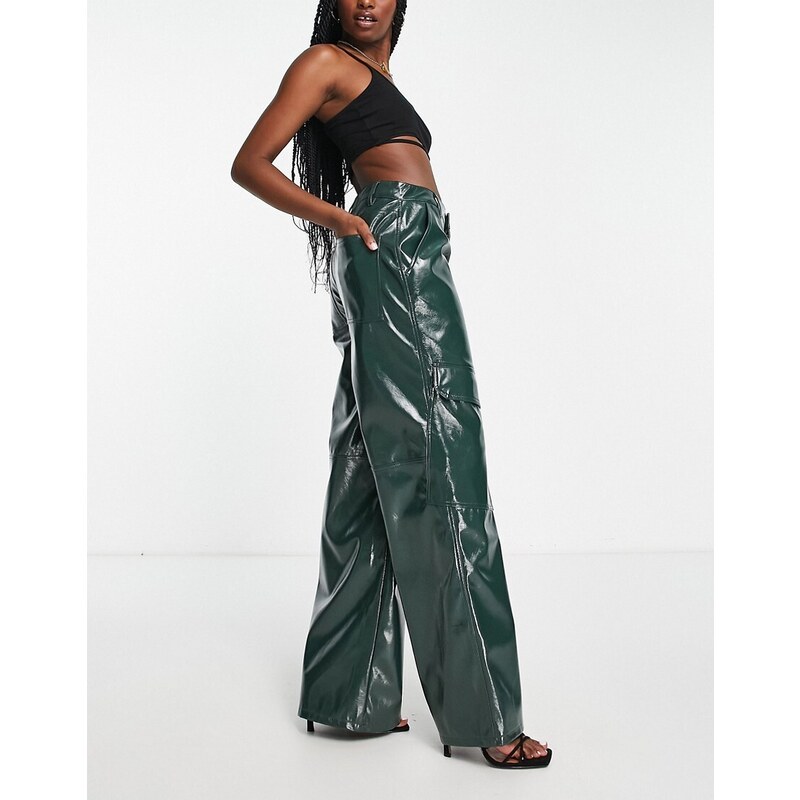 Pantalones cargo verde oscuro de pernera ancha de cuero sintético de AFRM