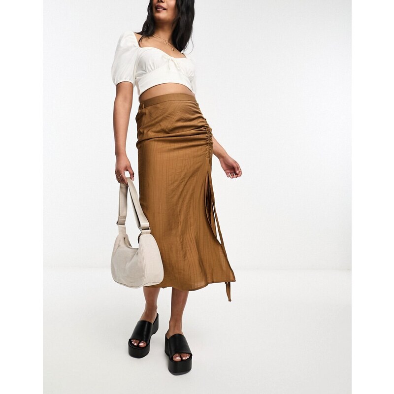 Falda midi marrón con lateral fruncido y acabado rugoso de Urban Revivo-Brown