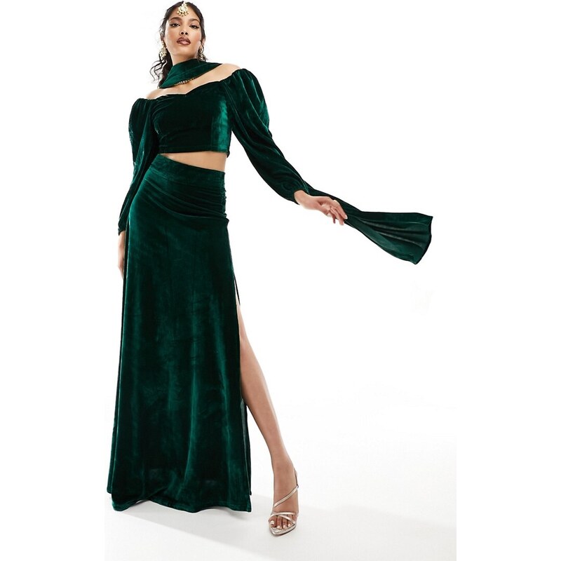 Falda verde esmeralda estilo lehenga con abertura de terciopelo de Kanya London