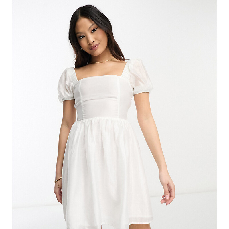 Vestido corto color marfil con espalda cruzada de organza de Collective The Label Petite-Blanco