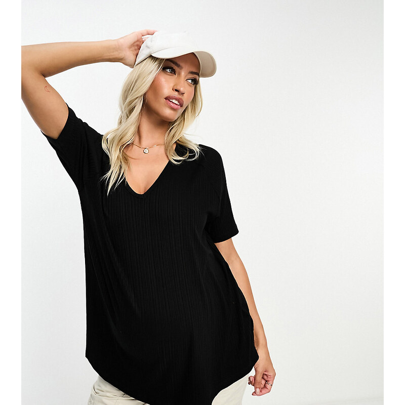 ASOS Maternity Camiseta negra extragrande con cuello de pico de canalé de ASOS DESIGN Maternity-Negro