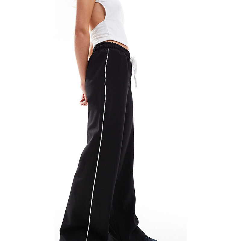 Pantalones negros de pernera recta con cordón ajustable en la cintura y raya en los laterales de In The Style Petite